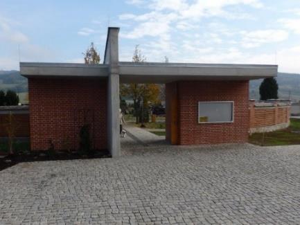 Hřbitovní zeď je sanována tak, že materiálově doplňuje ostatní objekty. Stávající centrální mlatová cesta je rozšířena a v zóně meditace nahrazena chodníkem ze žulových kostek.