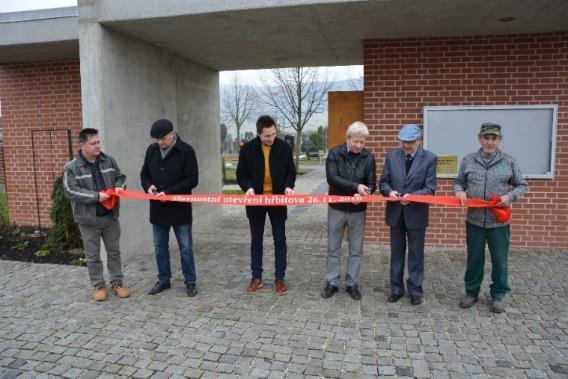 Je situováno na pravé straně od hlavního vstupu a bezprostředně navazuje na silnici spojující obce Rapotín a Petrov nad Desnou.