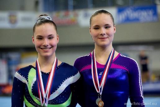 začínaly s gymnastikou v GK Šumperk. Už v žákovských kategoriích se umisťovaly na předních příčkách v pohárových i republikových soutěžích. Např.