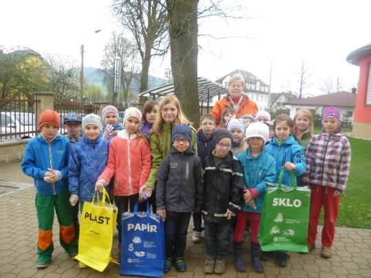Cílem této akce je uklidit nelegálně vzniklé černé skládky a nepořádek. První skupina, složená především z členů spolku Rybáři Rapotín, uklidila rybník u VÚCHS a cestu ke skládce na Střelnici.