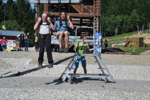 Výlet na Stezku v oblacích Na úterý 28. 6. připravila Sociální komise obce Rapotín 6. turisticko poznávací výlet s průvodcem Jiřím Tomáškem. Cílem byla Dolní Morava Stezka v oblacích.