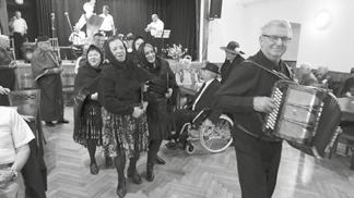 18 Hlucké noviny Hlucké noviny 19 Z činnosti hluckých seniorů Pochovávání basy Aniž bychom se o to přičinili, čas plyne mnohdy rychleji, než bychom si to přáli.