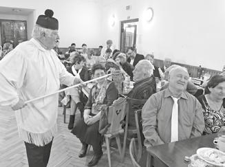 20 Hlucké noviny Hlucké noviny 21 Máme tu také obchod Hájek Zelenina, prodajú vám všecko možné, ať vám néni zima, a eště nabídnú různé druhy vína.
