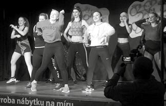 Čtveřice moderátorů ve složení Iveta Remeňová, Tereza Kotačková, Vít Holec a Martin Dostal spolu s pomocnicemi Vendulou Markovou a Míšou Jančovou byli svým oblečením i stylem téměř k nerozeznání od