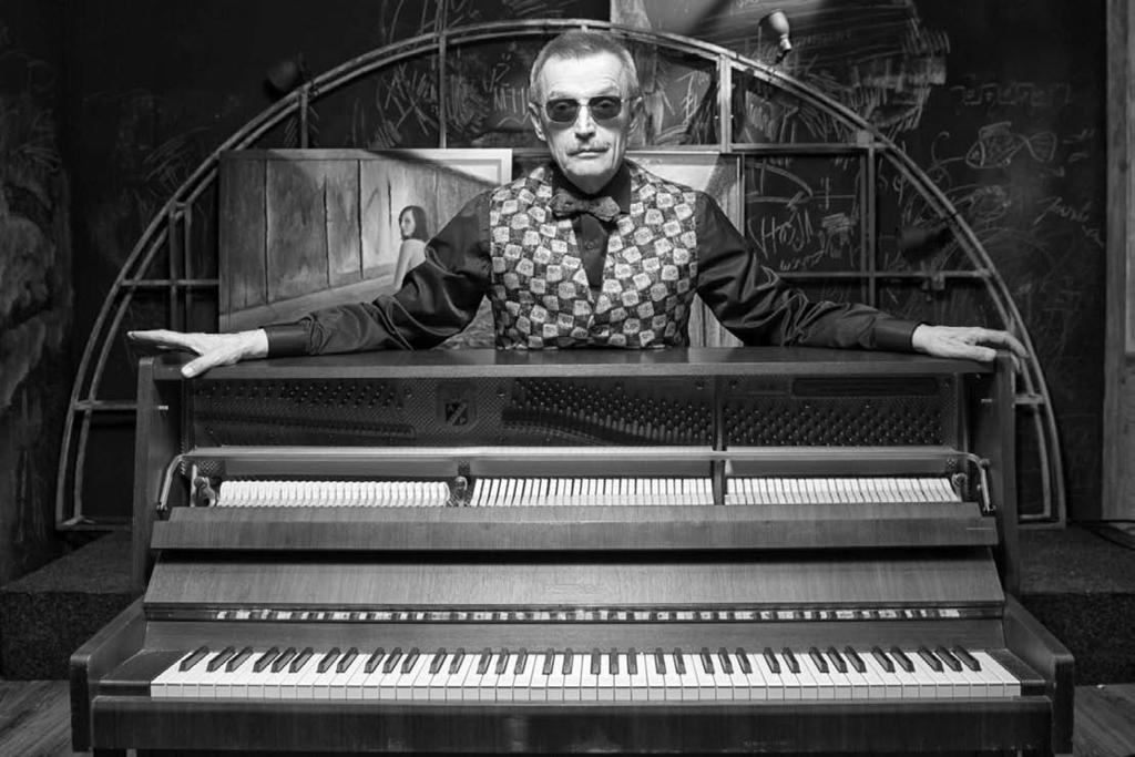 kontrabas Petrem Dvorským. 2 archiv Český rozhlas České jazzové duo Emil Viklický (klavír) a Petr Dvorský (kontrabas) nerušeně a přirozeně spojuje lidovou hudbu s jazzem.