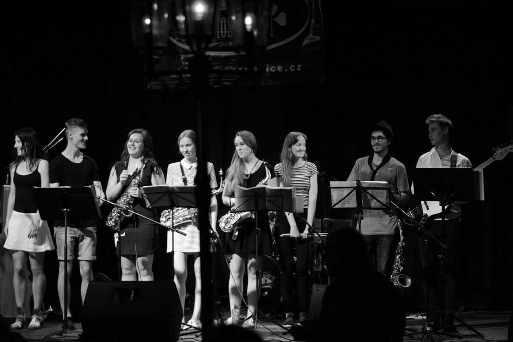 Dech Band Chorus Puellaris foto - Michal Strejček Jazz-swingová kapela, která vznikla v září roku 2010 v ZUŠ Černošice pod vedením Pavlíny Tomášové, se skládá jak ze současných, tak především z