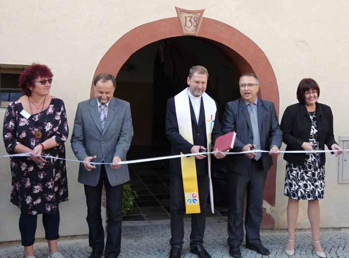 Otevřeli jsme slavnostně 10. září. Zleva: vedoucí dom. hospice Štěpánka Válková, místostarosta Prachatic J. Klimeš, prachatický duchovní správce P. P. Plášil, ředitel o.p.s. R.