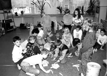 22/2002 ZŠ 1. máje nabídla žákům prvních tříd kroužek cizích jazyků. Děti se od října scházejí každé pondělí odpoledne a učí se anglicky nebo německy.