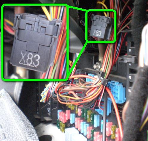 MERCEDES ACTROS (MP1,2,3) TACHO POUZE v případě, že Fleetboard NENÍ použit! Přímo nad pojistkami je umístěn konektor se dvěma vodiči: X83. Tento konektor nemá žádnou specifickou funkci.
