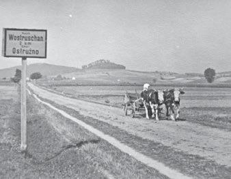 Pro visitační protokol zvony ve farnosti Ostružno Farní kostel: Za války 1914 1918 sebrány zvony: Největší z roku 1500, střední z roku 1621, který měl trhlinu.