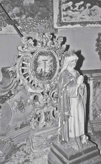 Detail řezby kartuše s novodobou aplikací ze sušených květin a vloženou