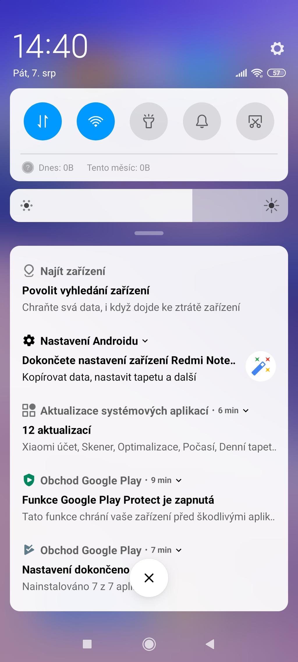 z PANEL OZNÁMENÍ Obsahuje různé ikony rychlého nastavení. Zde ůžete rychle aktivovat nebo deaktivovat funkce. Není nutné je pracně hledat v enu. j Kliknutí na ikonu přepínačů.