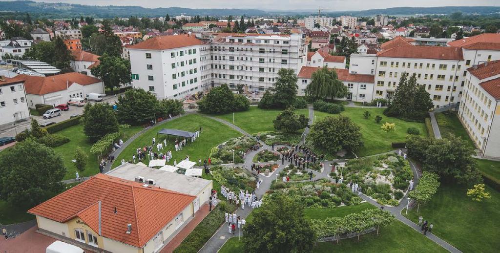 Hudba Hradní stáže a Policie České republiky Foto: Jan Luxík Využívám tuto příležitost k tomu, abychom si připomněli časy, kdy jsme rovnýma nohama vstoupili do něčeho, o čem jsme vůbec netušili, co