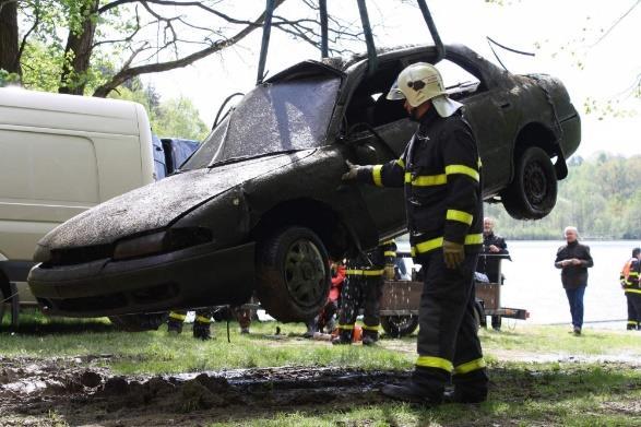 Postupně byla za pomoci Policie ČR a hasičů z vody vytažena čtyři auta. 14.