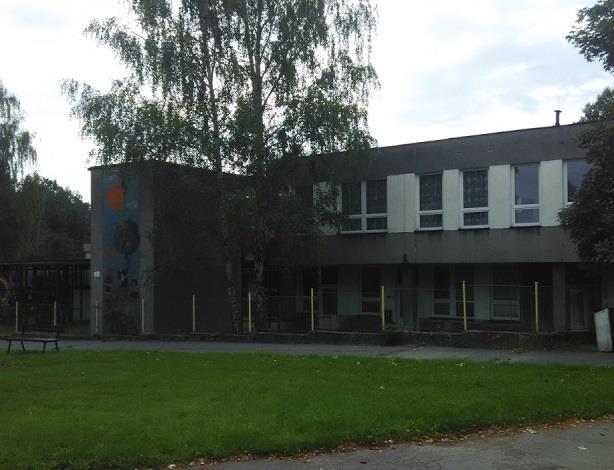 Mateřská škola Lesní 859 je pavilonová, umístěná v sídlištní zástavbě, v centru města, poblíž je ZŠ. Kolem budovy je velká školní zahrada, nedaleko je lesopark.
