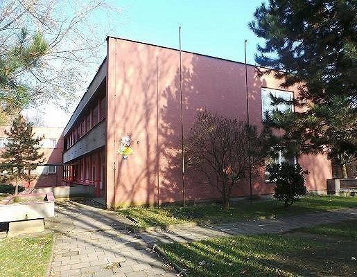 Do jedné třídy jsou zařazovány děti mladší tří let. Děti s povinnou školní docházkou jsou zařazeny do dvou tříd.