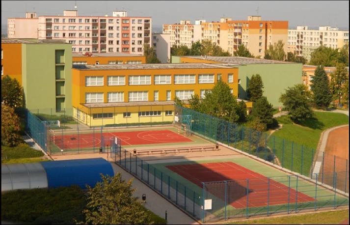 Kromě 20 běžných kmenových tříd má škola dále k dispozici 17 odborných učeben, elokované pracoviště Městské knihovny, cvičnou kuchyň, přírodní učebnu, 2 tělocvičny, posilovnu, 3 venkovní hřiště a