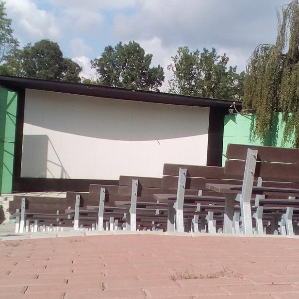 Letní kino Kapacita hlediště je 600 míst k sezení.