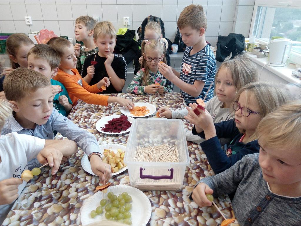 PROJEKT OVOCE DO ŠKOL VE ŠKOLNÍM ROCE 2019/2020 Naše škola byla letos jedenáctým rokem zapojena do celorepublikového projektu Ovoce do škol.