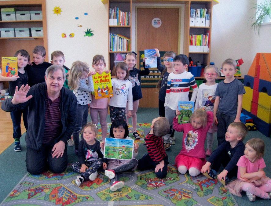 MŠ BESEDA SE SPISOVATELEM Březen je nejen měsícem příchodu jara, ale také měsícem knihy. V naší mateřské škole jsme si opět připomněli, jak jsou knihy v životě lidí důležité. V pondělí 9.