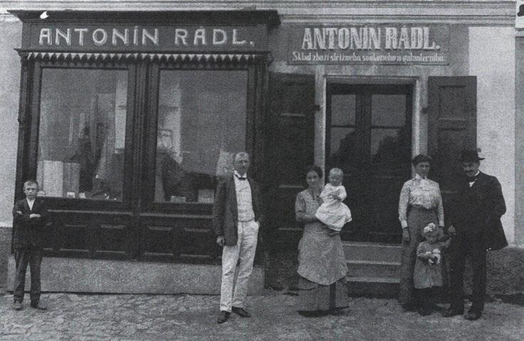 Rodina Rádlova PYŠELY Paní Kateřina Herdová-Rádlová darovala do Pyšelského muzea fotokopii rodiny Rádlovy z roku 1912. Je na ní Antonín Rádl s manželkou a synkem Ivanem.