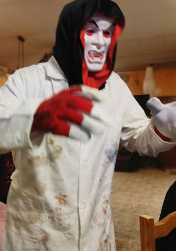 A ejhle, Maškarní ples sportovců byl letos obnoven! Není klaun jako klaun. S tímhle sokolíkem nejsou žerty FOTO: David Kasl Připadl na sobotu 22. 2. 2020, cena byla lidová: pro 2 osoby za 222 korun.