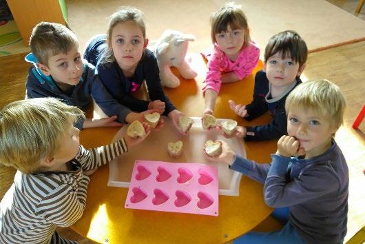 Každý školkáček měl svého průvodce (prvňáka nebo druháka) a učil se tak i komunikovat a spolupracovat s ostatními. I ty se můžeš připojit k našim Tygříkům a Delfínkům.