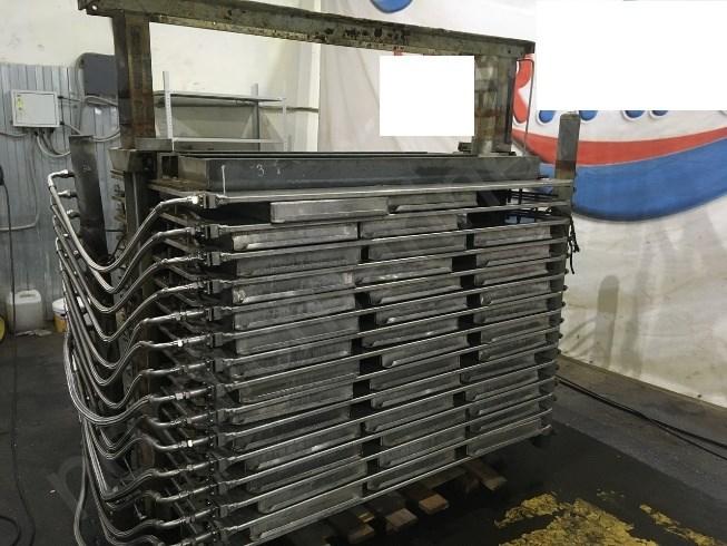 V druhém případě je produkt nepřímo vystaven mrazícímu médiu, zatím co je v kontaktu s mrazničkou. Produkt je v přímém kontaktu s pásem nebo deskou, která je v kontaktu s chladícím médiem.