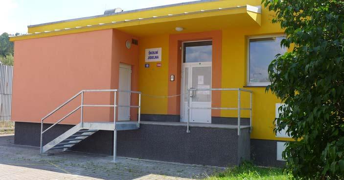 Komenského v Drahovicích, kde náklady převýšily 5 milionů korun bez DPH. Další milion a půl má město připraveno na plánovanou modernizaci zázemí a šaten v této škole.