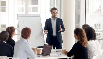 PERSONÁLNÍ MANAGEMENT HR globální procesy a programy a tzv. International Talent Programme je toho součástí. Jakou roli hraje v talent management útvar HR?