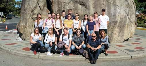 Od školních učebnic do Města, které nikdy nespí. Klíčová je v dnešní době komunikace. A jak jinak se dá komunikovat než prostřednictví jazyka.