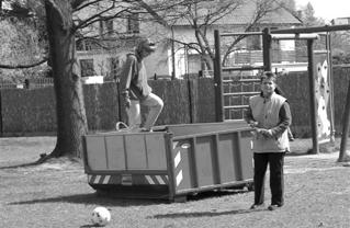 ulici dne 16.4. 2005. Neméně zdatně pomáhaly děti, aby měly zahradu krásnou. Celá akce skončila posezením u kávy a čaje a všichni odcházeli s pocitem dobře investovaného času.