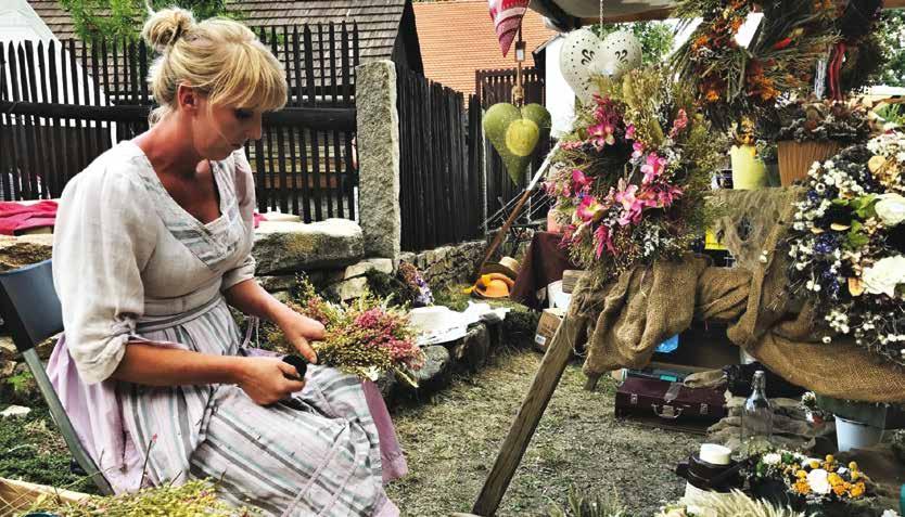 Kultura 13 Chanovice opět žily řemesly Pod rukama řezbářů se kus dřeva mění v krásné dílo, hbité ruce košíkářů splétají z proutků ošatky a koše, přadleny za klapotu kolovrátků spřádají bílou přízi, z