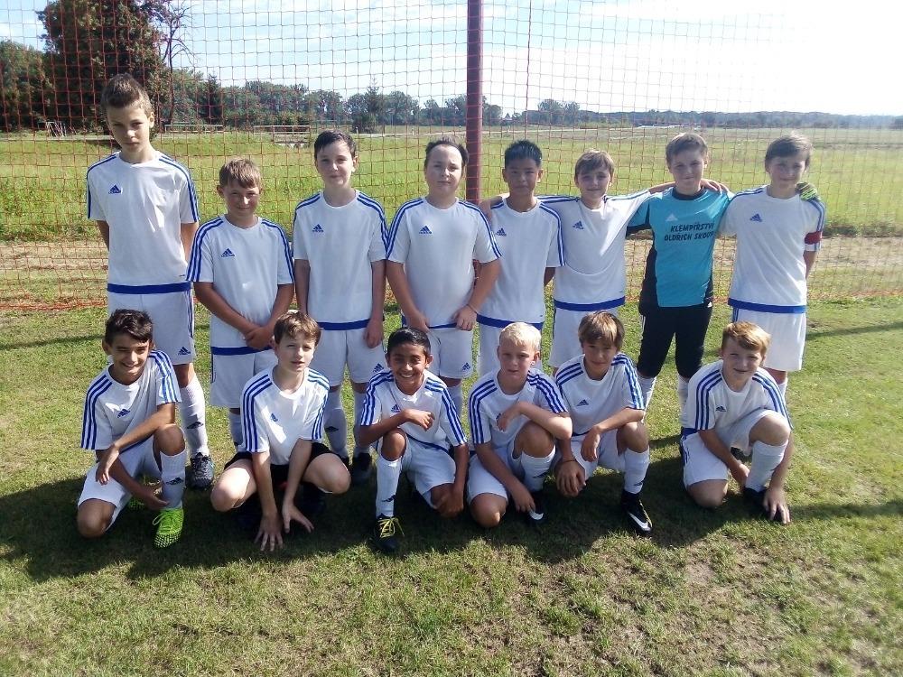 U-13 MLADŠÍ ŽÁCI horní řada zleva: Matyáš Válek (T), Martin Lehký (T), Zdeněk Palčík (T), Tobias Rusňák (T), Petr Nguyen (D), Štěpán Kristinek (D), Dan Šemro