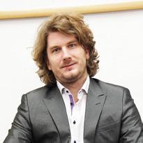 ZAKLADATEL FONDU: Robert Sedláček zkušený investor do nemovitostí a specialista na nemovitostní právo Cílem našeho fondu je vybudování silné společnosti s pevnými základy a důvěrou pro investory,