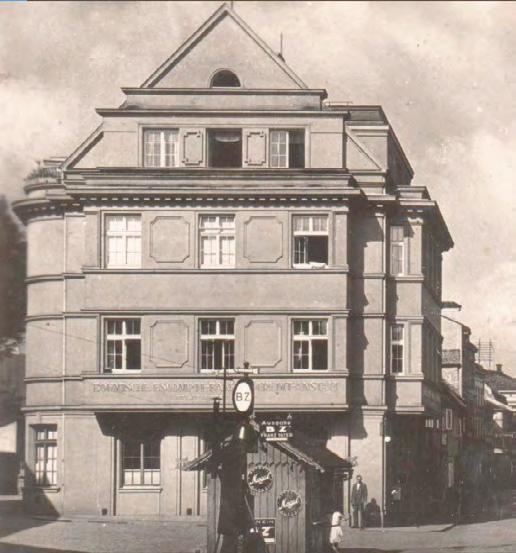 Na místě, kde stojí, stával podstávkový dům manželů Franze a Marie Grohmannových.