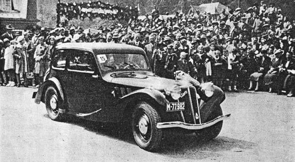 Zmíněno již v minulém čísle Aerovkáře. Foto je z konce r. 1934. Model 1936, ale snímky limusiny i kar. sport jsou již ze září 1935.