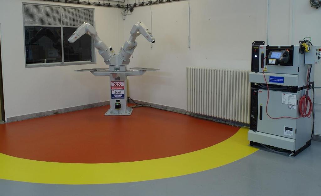 svařování, lakování, Obr. Robotizované pracoviště s dvojicí robotů IRB 1200 bez oplocení nanášení lepidel, aktivace povrchů apod.