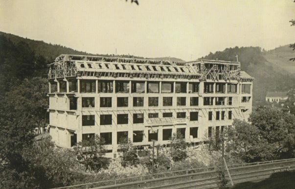 Od roku 1905, kdy podnikatele Märkyho vystřídal nový společník Sohr, se vlastníkem továrny stává firma Bromovský, Schulz a Sohr.
