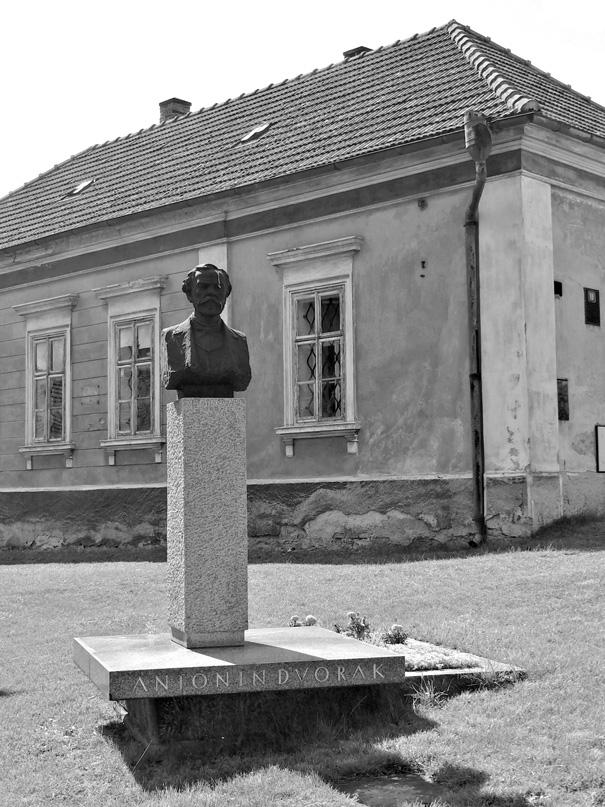 Obrázek 1: Zlonická varhaníkovna a busta Antonína Dvořáka Hudební tradice Zlonic jsou doloženy od roku 1616, kdy byla obnovena opuštěná utrakvistická škola Bohuchvalem Valkounem.