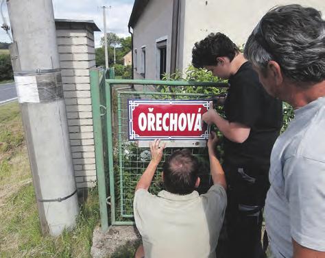 Během jediného dne dokázal instalovat všech 77 uličních tabulí a v půl osmé večer bylo hotovo!