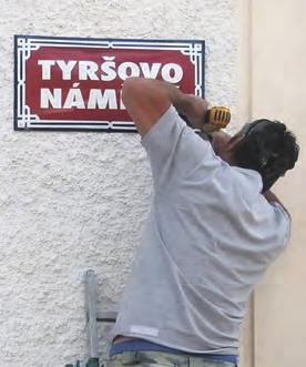 Je to jedna z mála firem, která je schopna uliční tabule vyrobit i s ozdobným rámečkem.