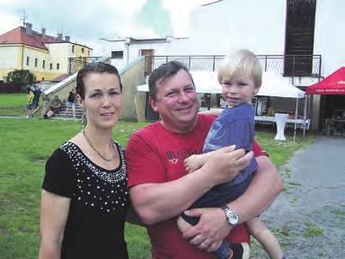 Program Mšeckého léta se druhý den začal odvíjet krátce po poledni, kdy tradiční jeviště u stodoly opanoval jeden z členů legendárního Mim Tria Václav Upír Krejčí.