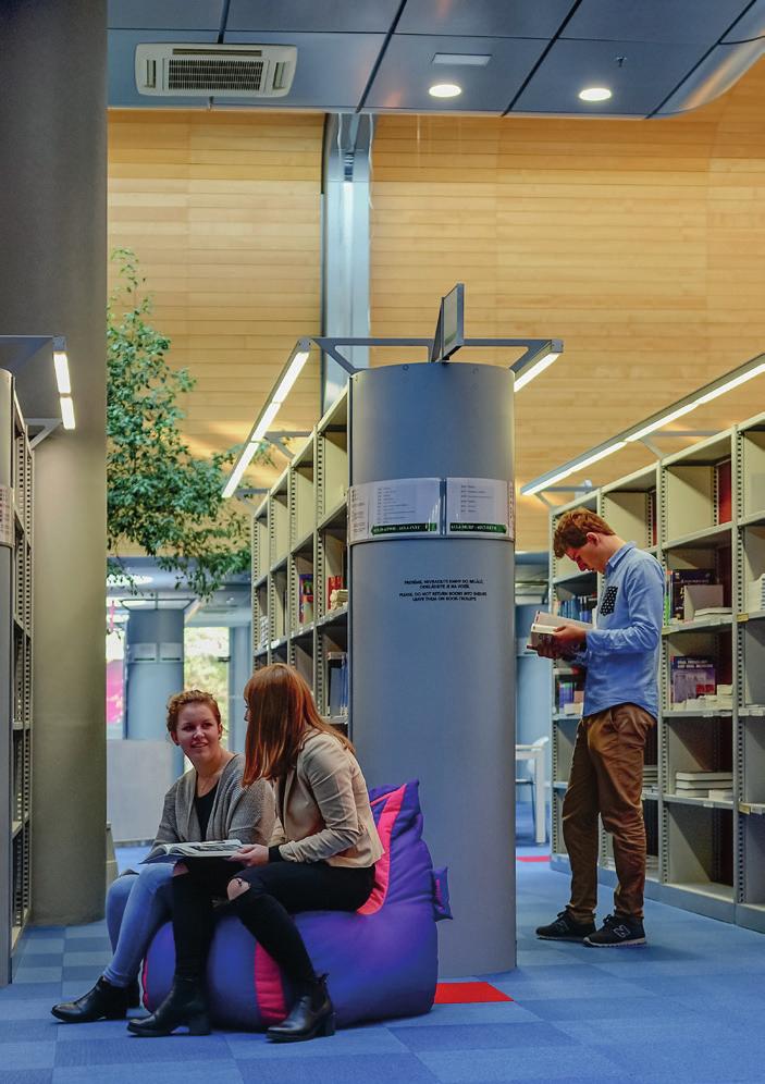 1 VÝPŮJČNÍ SLUŽBY Maximální počet výpůjček Student 20 Učitel 50 Zaměstnanec 50 Veřejnost 5 Rezervace výpůjčky Jsou-li všechny svazky (kromě prezenčních) u konkrétní knihy rozpůjčované, můžete si