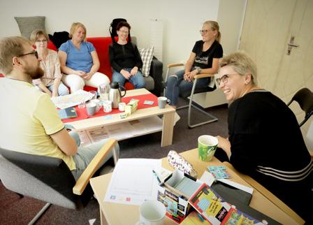 Komunita Konverzační kluby pomáhají cizincům s integrací Sejít se v přívětivém prostředí, procvičit češtinu nebo angličtinu, získat užitečné tipy a nové přátele.