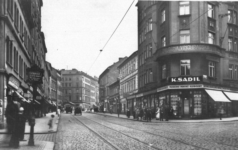 24 Retrospektiva Do Husitské ulice se chodívalo pro boty i za kulturou Obchody všeho druhu, staré Divadlo Ponec nebo moderní městské lázně. Tím vším se svého času mohla pochlubit Husitská ulice.