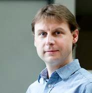 Imunolog Pavel Tolar vystudoval všeobecné lékařství na 1. LF UK. Vždy ho však lákala vědecká práce: hledat odpovědi, zkoumat něco nového, snažit se porozumět.