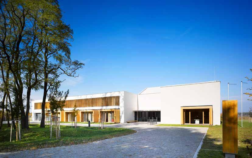 ARCHITEKTURA A DESIGN ARCHITEKTURA A DESIGN ARCHEOLOGICKÁ ZÁKLADNA MIKULČICE Mezi Břeclaví a Hodonínem se nachází obec Mikulčice.