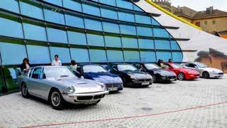 Jednoho dne se přece jen potkali Nejprve tu byl Enzo Ferrari, ikona italského motoristického sportu, automobilový závodník, a hlavně zakladatel jedné z nejúspěšnějších automobilových značek světa.