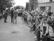 Školní osnovy pamatují i na cvičení, týkající se evakuace školy, a tak jsme v rámci výcviku připravili chemický poplach.